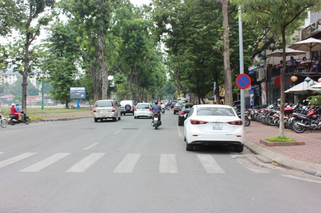 ha noi o to vo tu do o duong cam bat chap bien bao