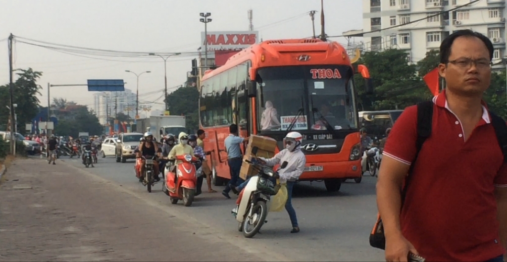 ha noi ben coc ngang nhien hoanh hanh giua hai chot giao thong