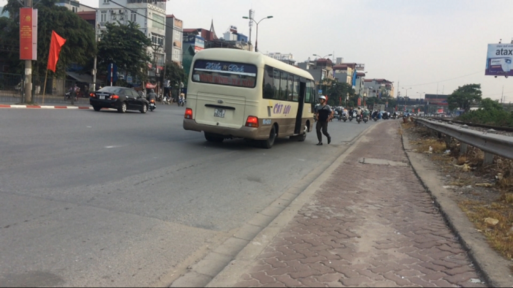 ha noi ben coc ngang nhien hoanh hanh giua hai chot giao thong