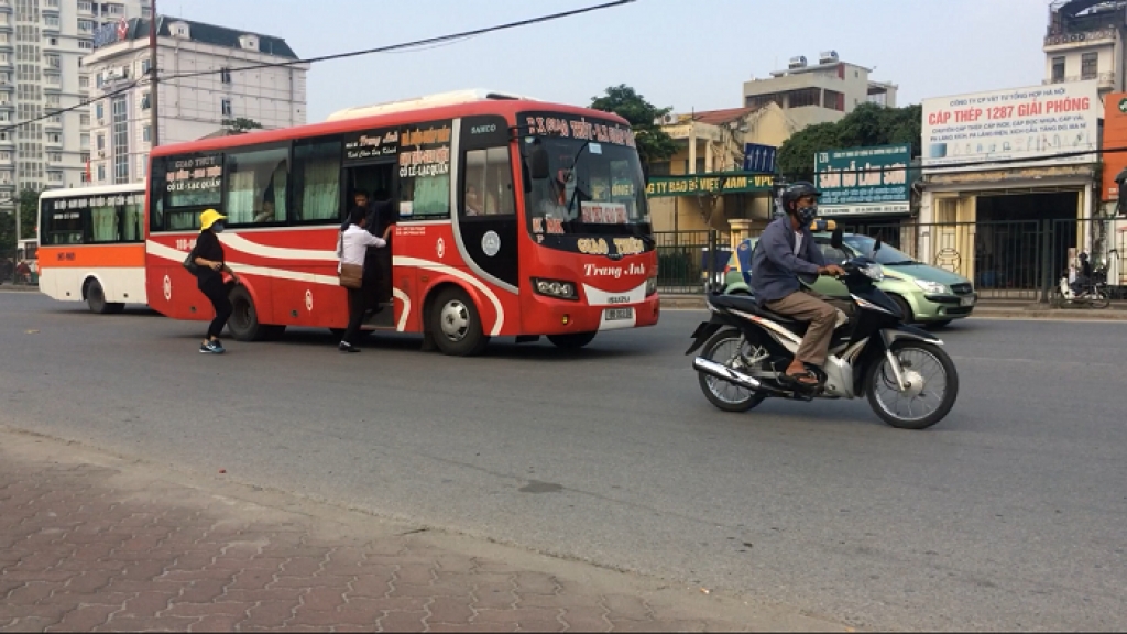ha noi ben coc ngang nhien hoanh hanh giua hai chot giao thong