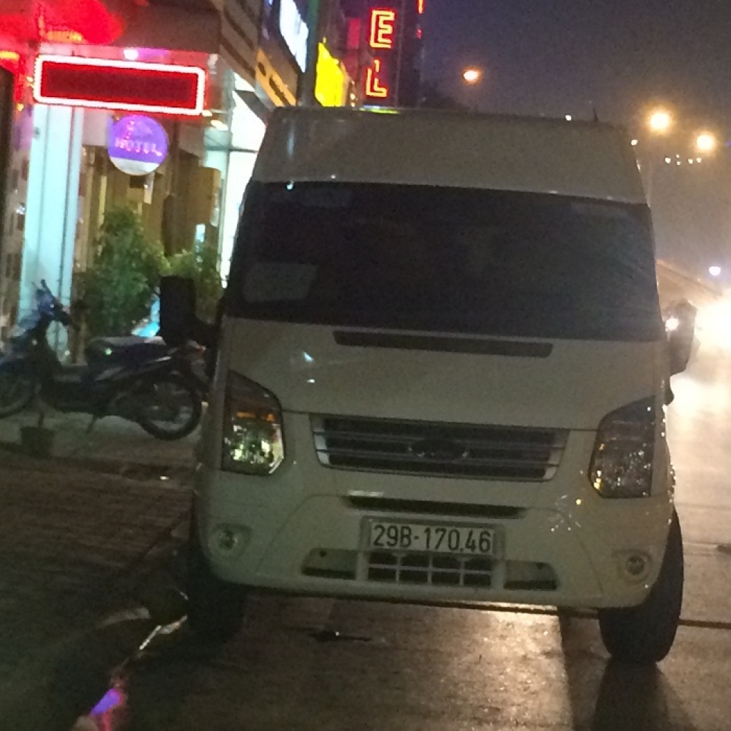 ha noi xe khach ngoai tinh hon nhien don tra giua noi do