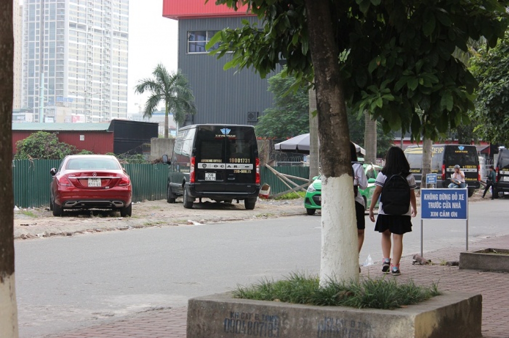 ha noi xe khach ngoai tinh hon nhien don tra giua noi do