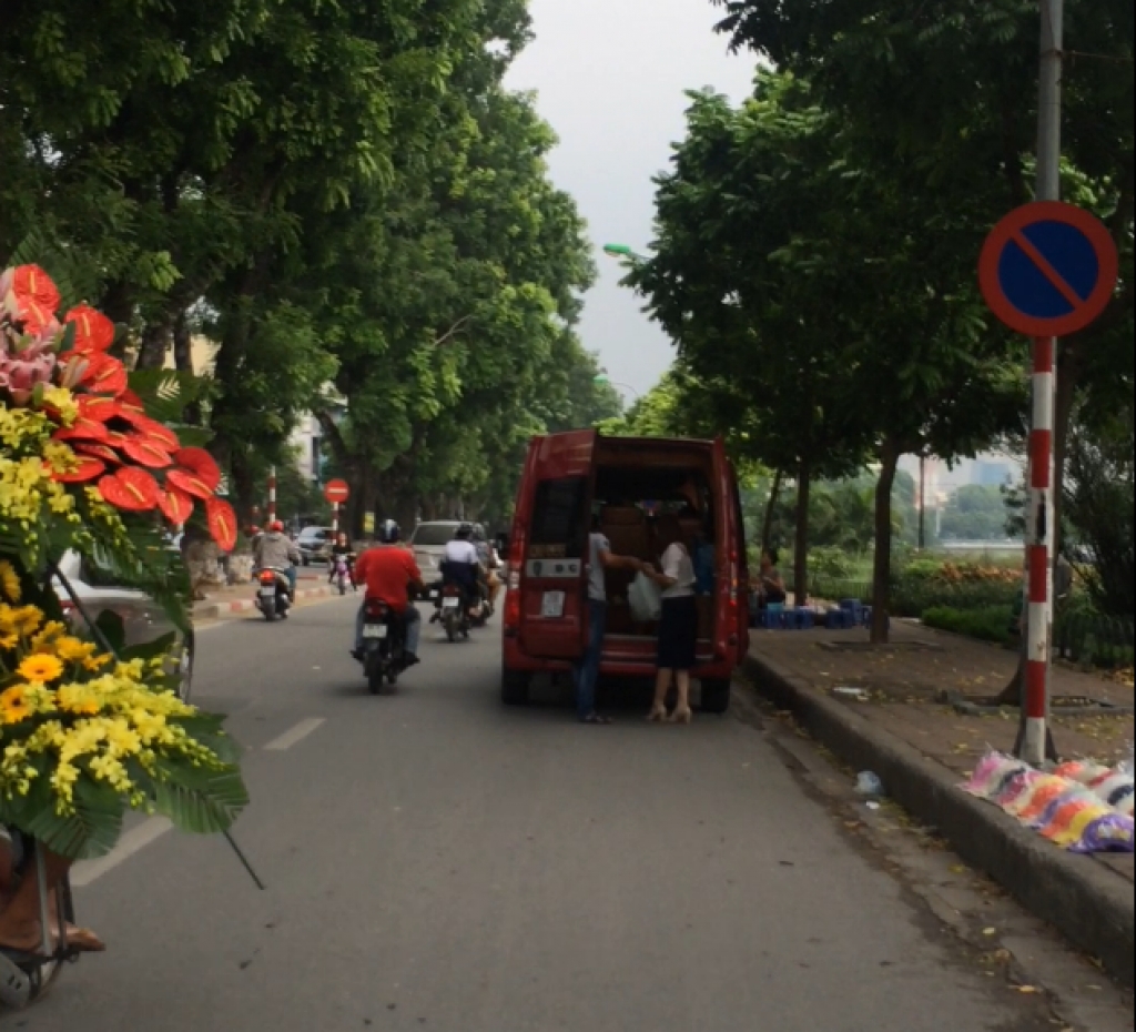 ha noi xe khach ngoai tinh hon nhien don tra giua noi do