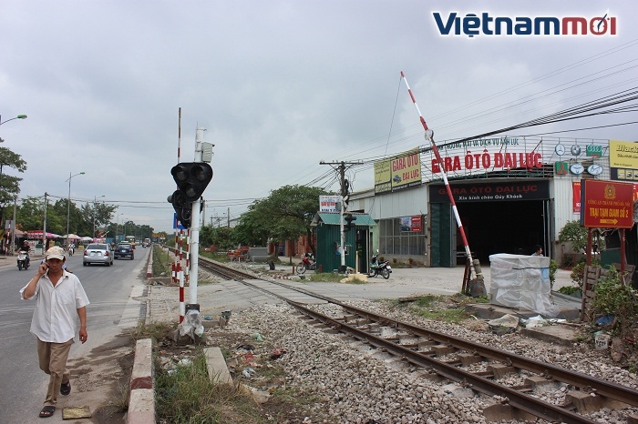 Lắp thêm barie, cử người gác 24/24 tại nơi xảy ra tai nạn tàu đâm ô tô lap them barie cu nguoi gac 2424 tai noi xay ra tai nan tau dam o to