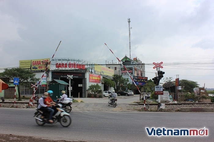 Lắp thêm barie, cử người gác 24/24 tại nơi xảy ra tai nạn tàu đâm ô tô lap them barie cu nguoi gac 2424 tai noi xay ra tai nan tau dam o to