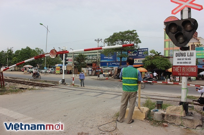 Lắp thêm barie, cử người gác 24/24 tại nơi xảy ra tai nạn tàu đâm ô tô lap them barie cu nguoi gac 2424 tai noi xay ra tai nan tau dam o to
