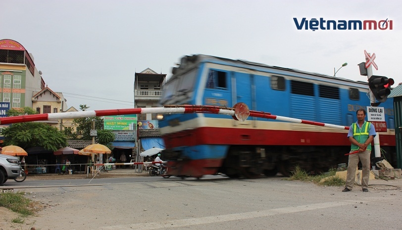 Lắp thêm barie, cử người gác 24/24 tại nơi xảy ra tai nạn tàu đâm ô tô lap them barie cu nguoi gac 2424 tai noi xay ra tai nan tau dam o to