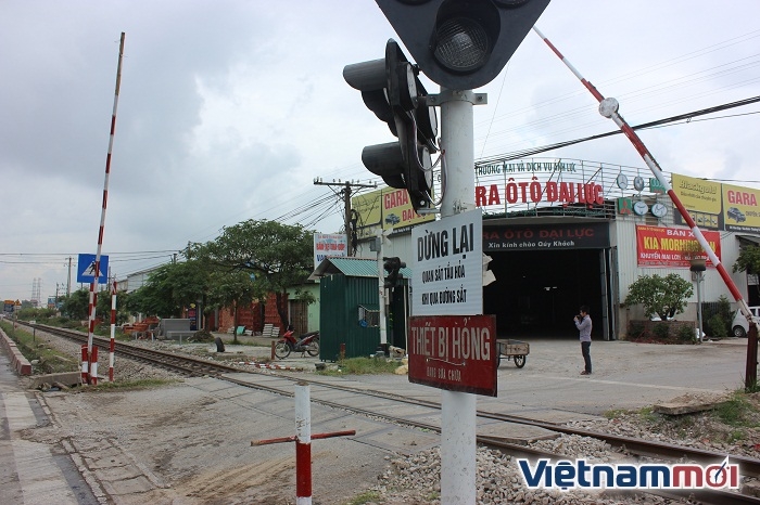 Lắp thêm barie, cử người gác 24/24 tại nơi xảy ra tai nạn tàu đâm ô tô lap them barie cu nguoi gac 2424 tai noi xay ra tai nan tau dam o to