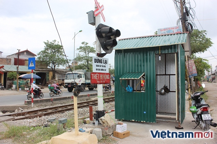Lắp thêm barie, cử người gác 24/24 tại nơi xảy ra tai nạn tàu đâm ô tô lap them barie cu nguoi gac 2424 tai noi xay ra tai nan tau dam o to