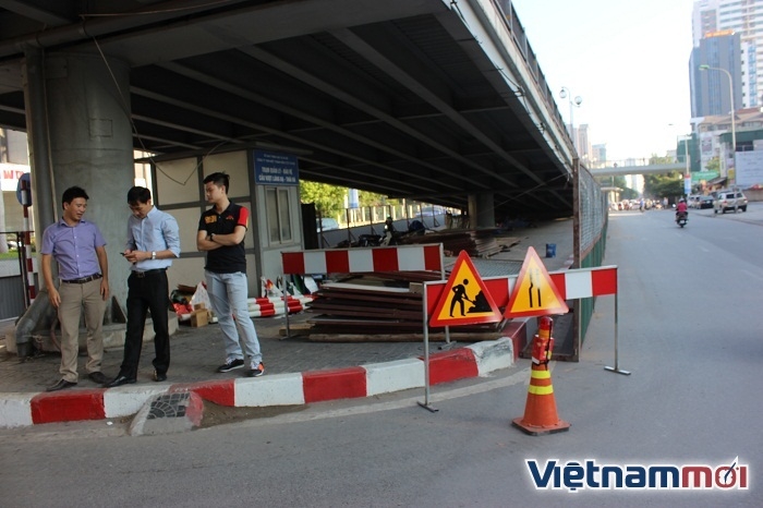 ha noi bat dau cam xe dong cau vuot lang ha de thi cong sua chua