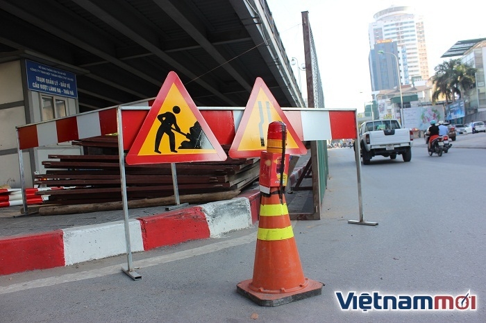 ha noi bat dau cam xe dong cau vuot lang ha de thi cong sua chua