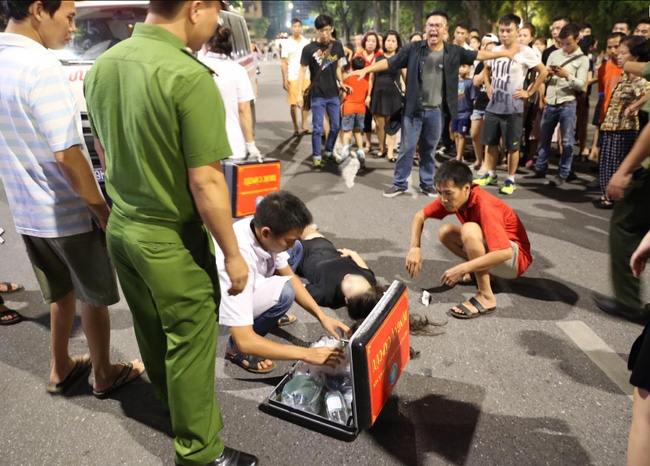 Hà Nội: Xe điện cân bằng 'tung hoành' phố đi bộ ha noi xe dien can bang tung hoanh pho di bo