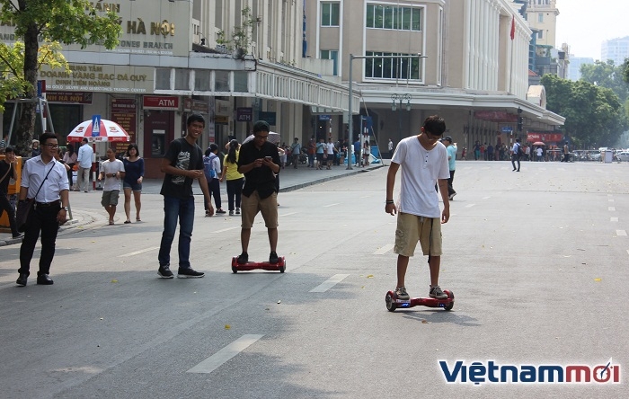 Hà Nội: Xe điện cân bằng 'tung hoành' phố đi bộ ha noi xe dien can bang tung hoanh pho di bo