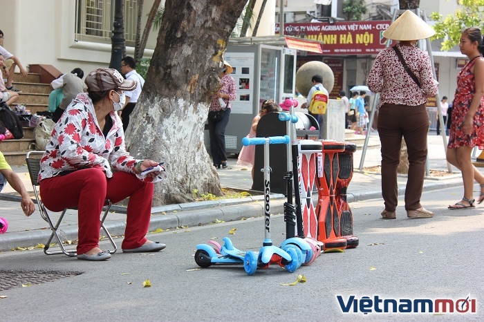 Hà Nội: Xe điện cân bằng 'tung hoành' phố đi bộ ha noi xe dien can bang tung hoanh pho di bo