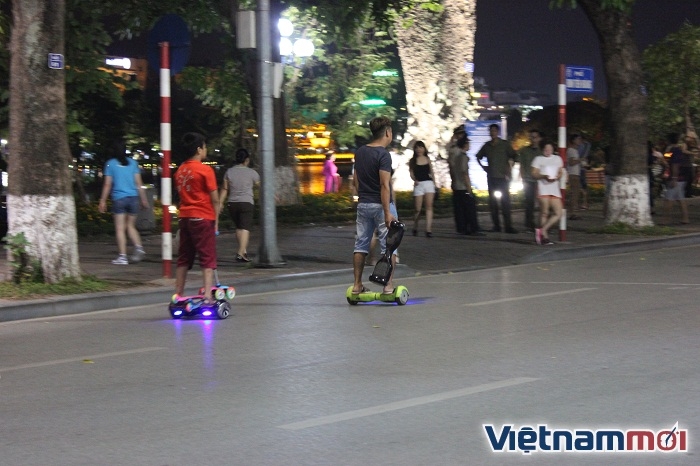 ha noi xe dien can bang tung hoanh pho di bo