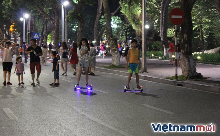 Hà Nội: Xe điện cân bằng 'tung hoành' phố đi bộ ha noi xe dien can bang tung hoanh pho di bo
