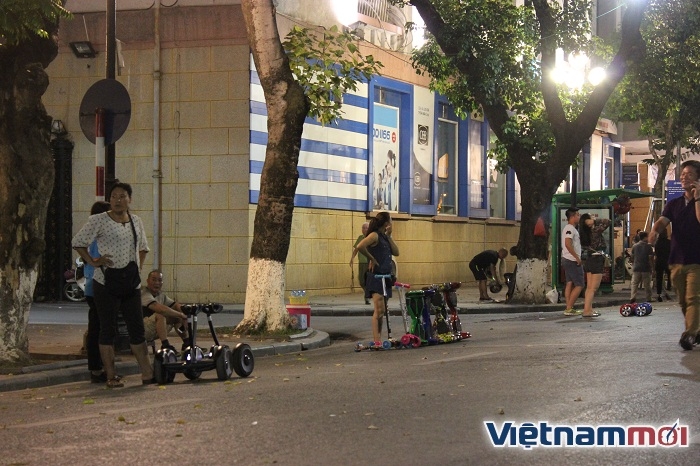 ha noi xe dien can bang tung hoanh pho di bo
