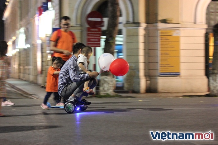 Hà Nội: Xe điện cân bằng 'tung hoành' phố đi bộ ha noi xe dien can bang tung hoanh pho di bo