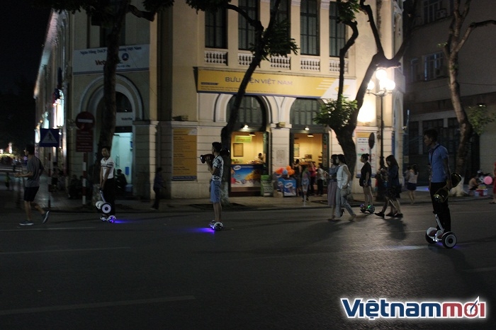 Hà Nội: Xe điện cân bằng 'tung hoành' phố đi bộ ha noi xe dien can bang tung hoanh pho di bo