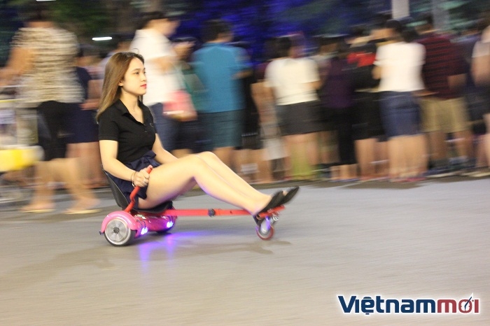 Hà Nội: Xe điện cân bằng 'tung hoành' phố đi bộ ha noi xe dien can bang tung hoanh pho di bo