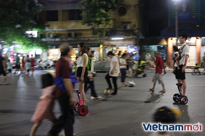 ha noi xe dien can bang tung hoanh pho di bo