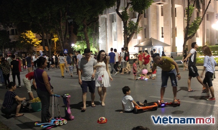 Hà Nội: Xe điện cân bằng 'tung hoành' phố đi bộ ha noi xe dien can bang tung hoanh pho di bo
