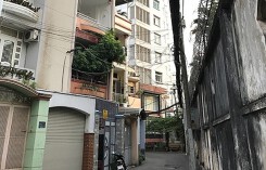 Hẻm nhỏ oằn mình gánh chung cư