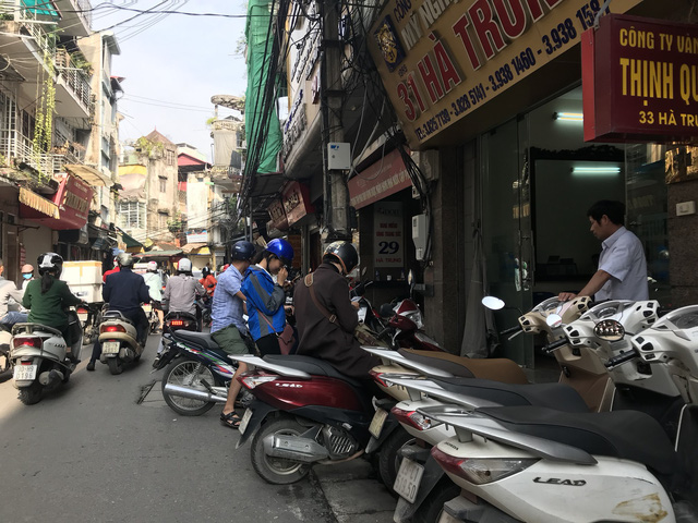 Hà Nội: Sợ bị phạt, nhiều người bỏ ngủ trưa tìm chỗ đổi USD ha noi so bi phat nhieu nguoi bo ngu trua tim cho doi usd