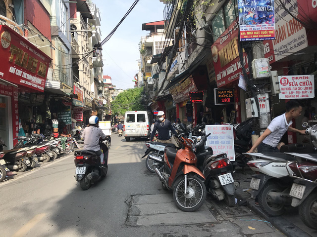 Hà Nội: Sợ bị phạt, nhiều người bỏ ngủ trưa tìm chỗ đổi USD ha noi so bi phat nhieu nguoi bo ngu trua tim cho doi usd