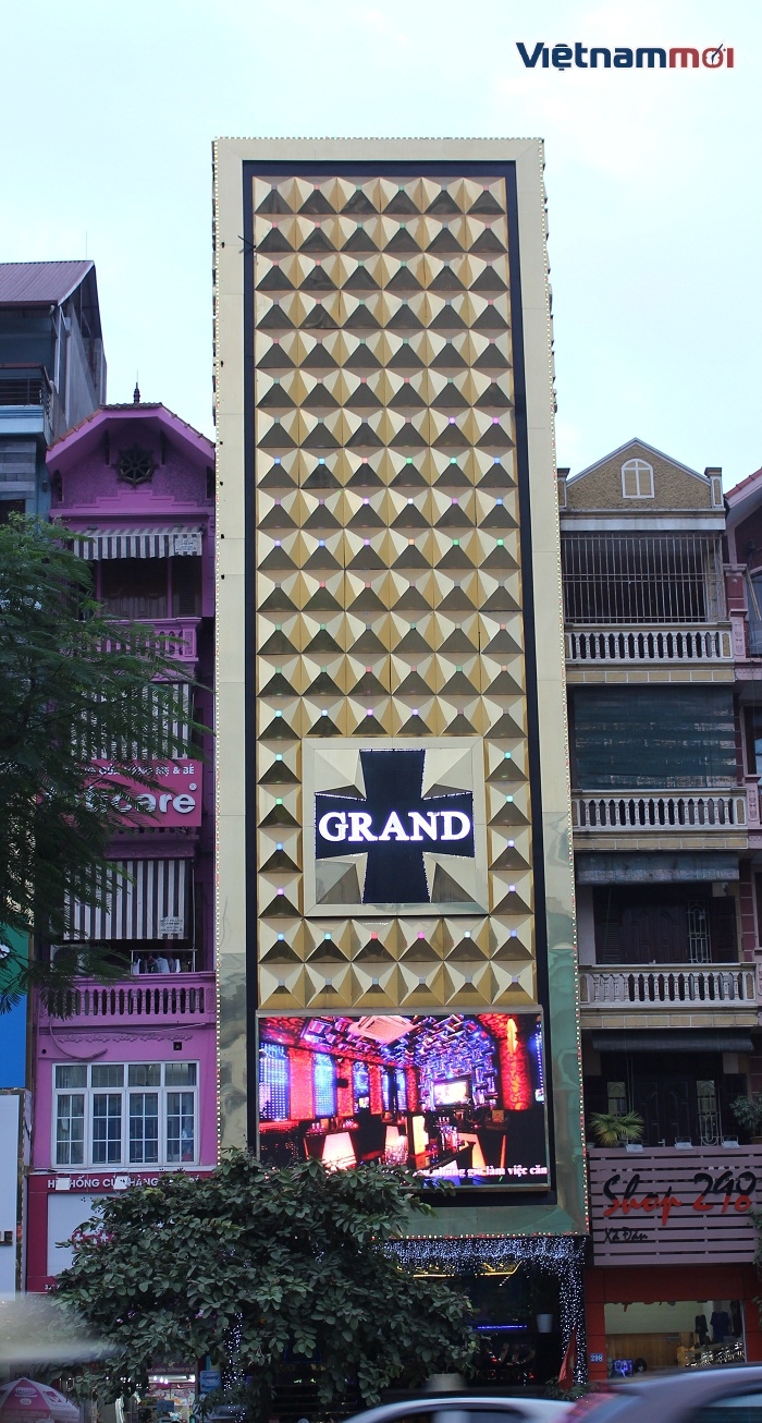 Hà Nội: Hiểm họa cháy từ những biển quảng cáo 'khủng' ha noi hiem hoa chay tu nhung bien quang cao khung