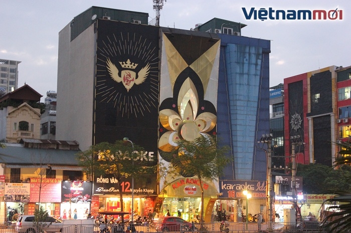 Hà Nội: Hiểm họa cháy từ những biển quảng cáo 'khủng' ha noi hiem hoa chay tu nhung bien quang cao khung