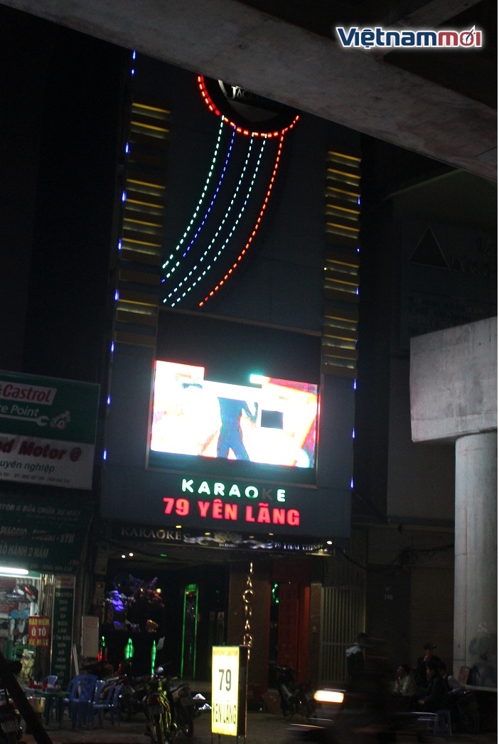 Hà Nội: Hiểm họa cháy từ những biển quảng cáo 'khủng' ha noi hiem hoa chay tu nhung bien quang cao khung