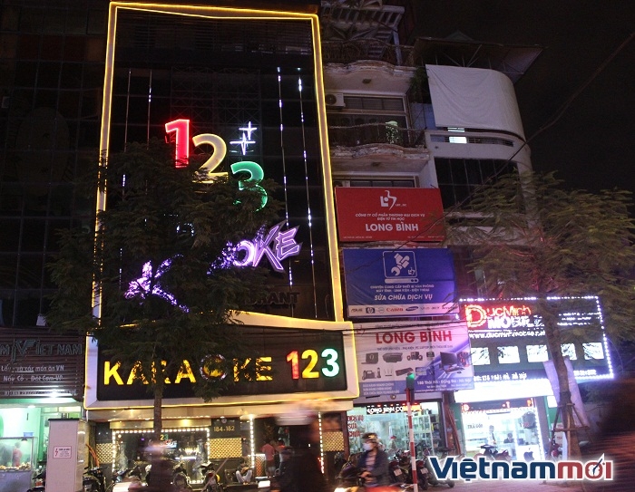 Hà Nội: Hiểm họa cháy từ những biển quảng cáo 'khủng' ha noi hiem hoa chay tu nhung bien quang cao khung