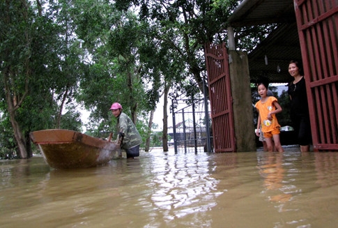 nguoi dan lan ngup trong bien nuoc o tam lu quang binh