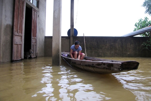 nguoi dan lan ngup trong bien nuoc o tam lu quang binh
