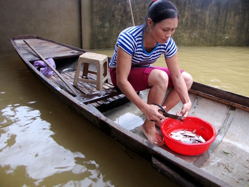 nguoi dan lan ngup trong bien nuoc o tam lu quang binh