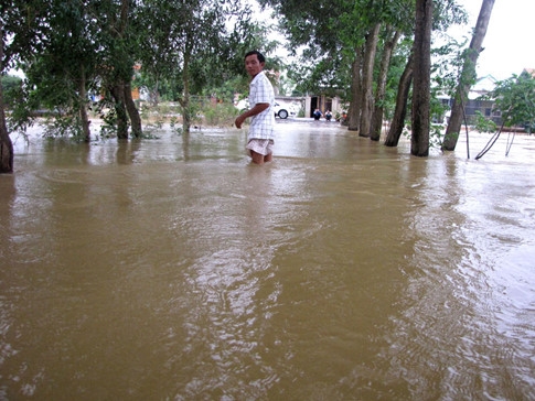 nguoi dan lan ngup trong bien nuoc o tam lu quang binh