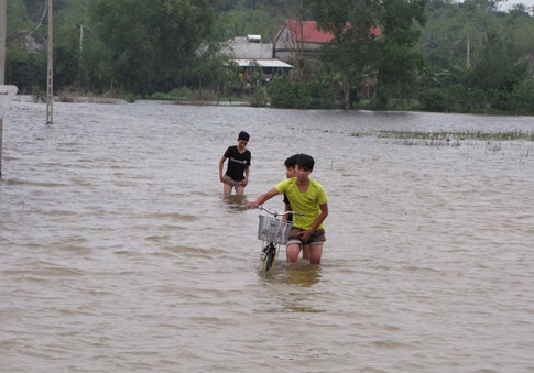 nguoi dan lan ngup trong bien nuoc o tam lu quang binh