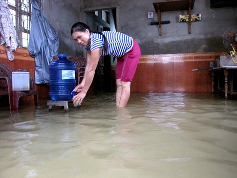 nguoi dan lan ngup trong bien nuoc o tam lu quang binh