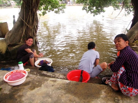 nguoi dan lan ngup trong bien nuoc o tam lu quang binh