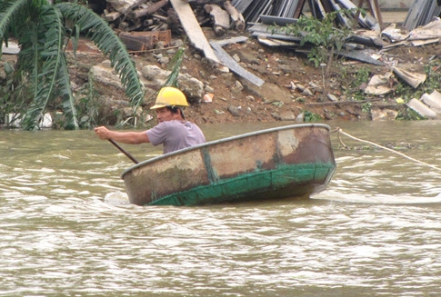 nguoi dan lan ngup trong bien nuoc o tam lu quang binh