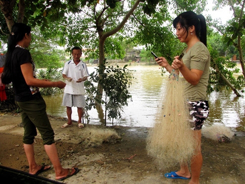 nguoi dan lan ngup trong bien nuoc o tam lu quang binh