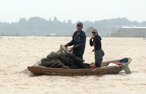 nguoi dan lan ngup trong bien nuoc o tam lu quang binh