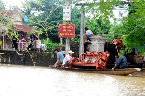 nguoi dan lan ngup trong bien nuoc o tam lu quang binh