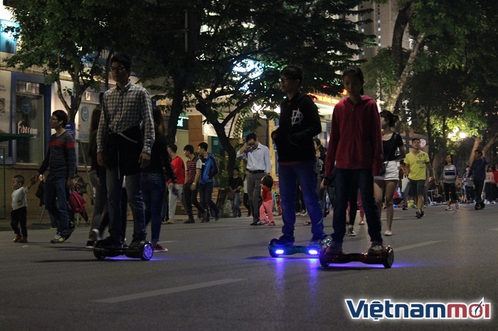 Hà Nội: Bắt đầu hạn chế xe điện cân bằng hoạt động trên phố đi bộ ha noi bat dau han che xe dien can bang tren pho di bo