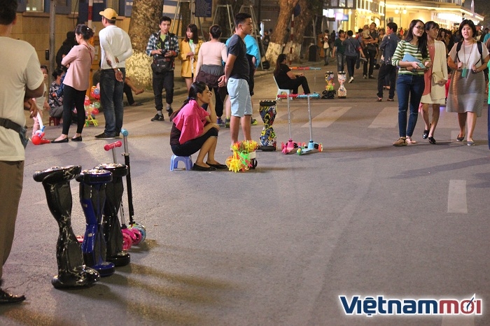 ha noi bat dau han che xe dien can bang tren pho di bo