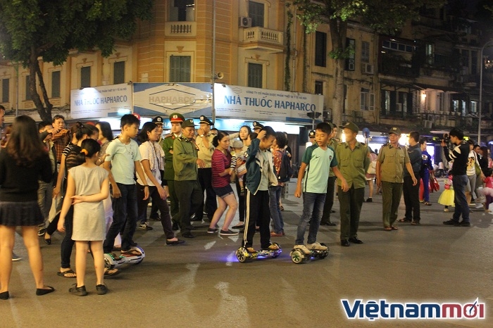 Hà Nội: Bắt đầu hạn chế xe điện cân bằng hoạt động trên phố đi bộ ha noi bat dau han che xe dien can bang tren pho di bo