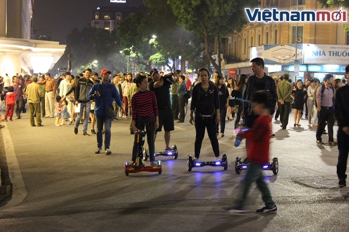 Hà Nội: Bắt đầu hạn chế xe điện cân bằng hoạt động trên phố đi bộ ha noi bat dau han che xe dien can bang tren pho di bo