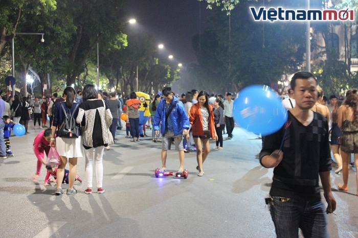 Hà Nội: Bắt đầu hạn chế xe điện cân bằng hoạt động trên phố đi bộ ha noi bat dau han che xe dien can bang tren pho di bo