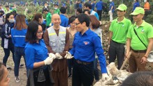 Phó Thủ tướng Vũ Đức Đam tham gia dọn vệ sinh cùng các bạn trẻ